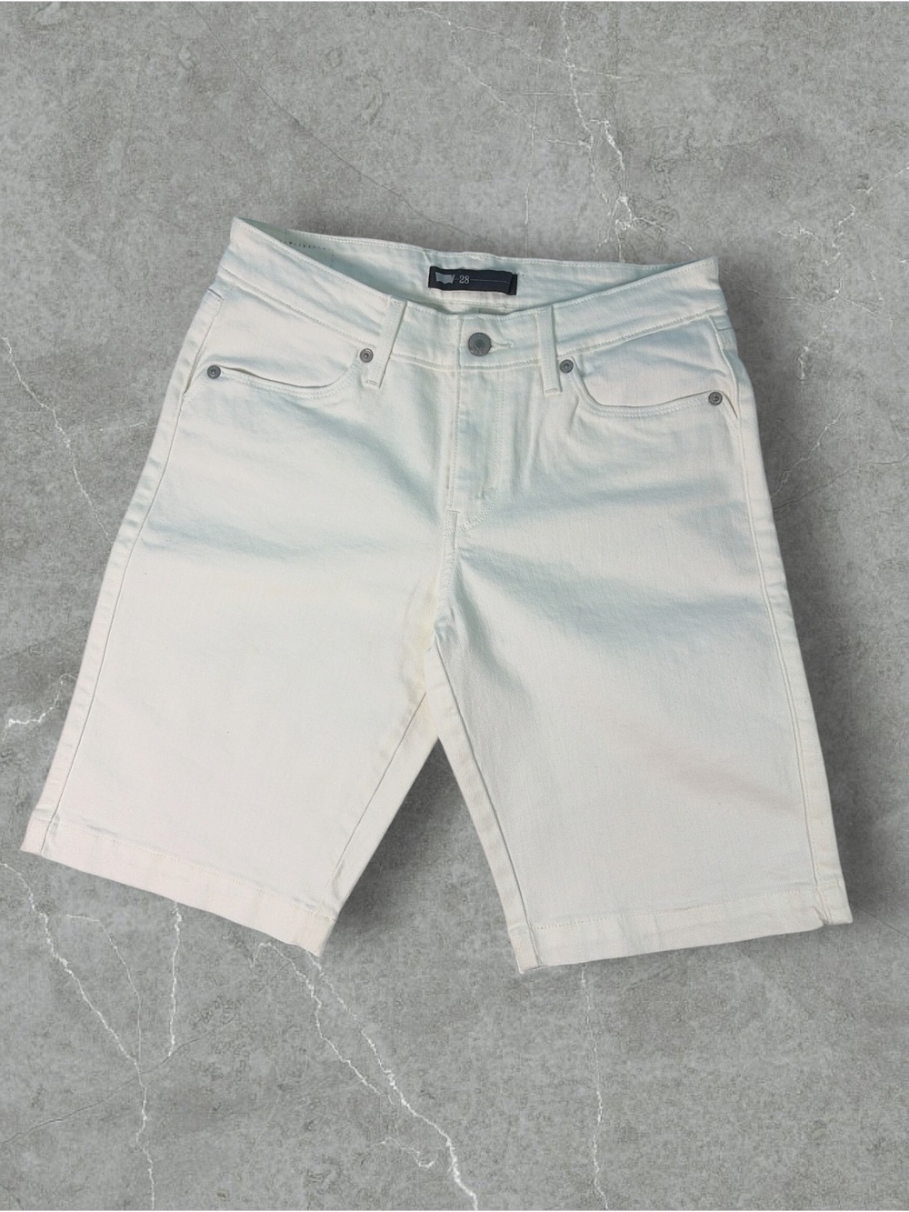 Levis Women’s 28  White Cotton Blend Mid Rise Classic Fit Denim Bermuda Short
